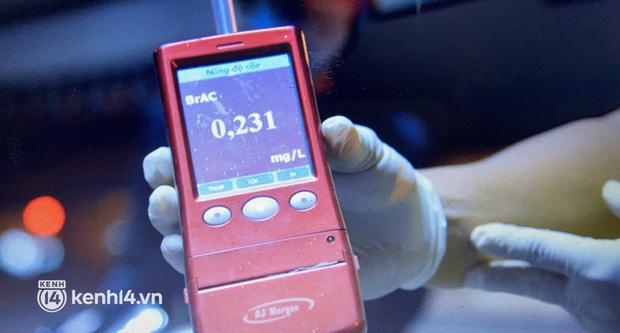 Nhiều người Sài Gòn bị kiểm tra nồng độ cồn sau khi quán nhậu mở bán lại-4