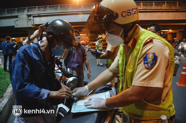 Nhiều người Sài Gòn bị kiểm tra nồng độ cồn sau khi quán nhậu mở bán lại-5