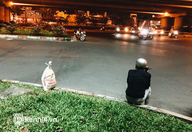 Nhiều người Sài Gòn bị kiểm tra nồng độ cồn sau khi quán nhậu mở bán lại-6