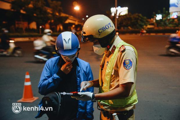 Nhiều người Sài Gòn bị kiểm tra nồng độ cồn sau khi quán nhậu mở bán lại-8