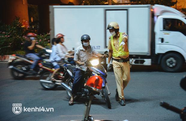 Nhiều người Sài Gòn bị kiểm tra nồng độ cồn sau khi quán nhậu mở bán lại-9