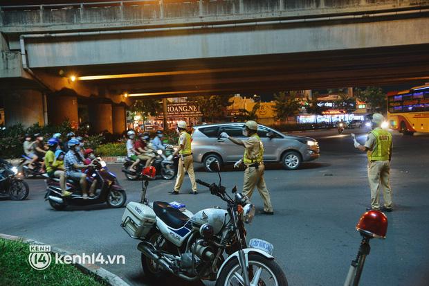 Nhiều người Sài Gòn bị kiểm tra nồng độ cồn sau khi quán nhậu mở bán lại-10
