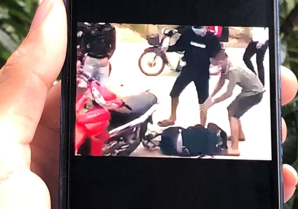 Tạm giữ 2 người hành hung nam sinh lớp 12-1