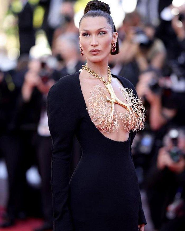 Thực tế, ý tưởng dùng trang sức thay nội y không mới. Trước đó, Bella Hadid từng chiếm trọn sự chú ý khi diện bộ đầm đen đến từ bộ sưu tập Schiaparelli Haute Couture Thu-Đông 2021/22, do Daniel Roseberry thiết kế. Ảnh: Vouge