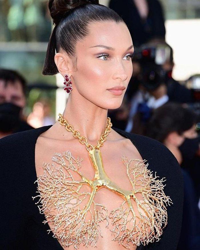 Điểm nhấn của outfit là phần vòng cổ bằng vàng có hình dạng của lá phổi giúp siêu mẫu khoe vẻ đẹp sexy, vừa khơi gợi trí tưởng tượng. Làm được điều này chính nhờ sự sáng tạo, tinh tế trong phối đồ. Ảnh: Vouge