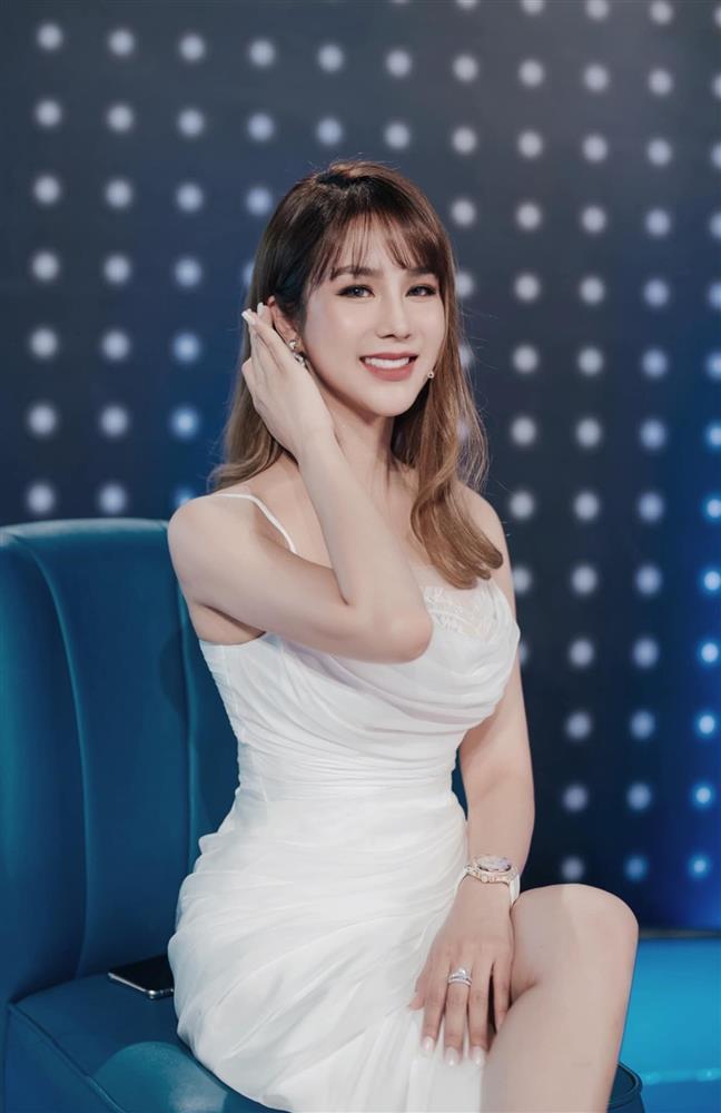 Quỳnh Thư và Diệp Lâm Anh cùng vướng nghi án phẫu thuật thẩm mỹ-6