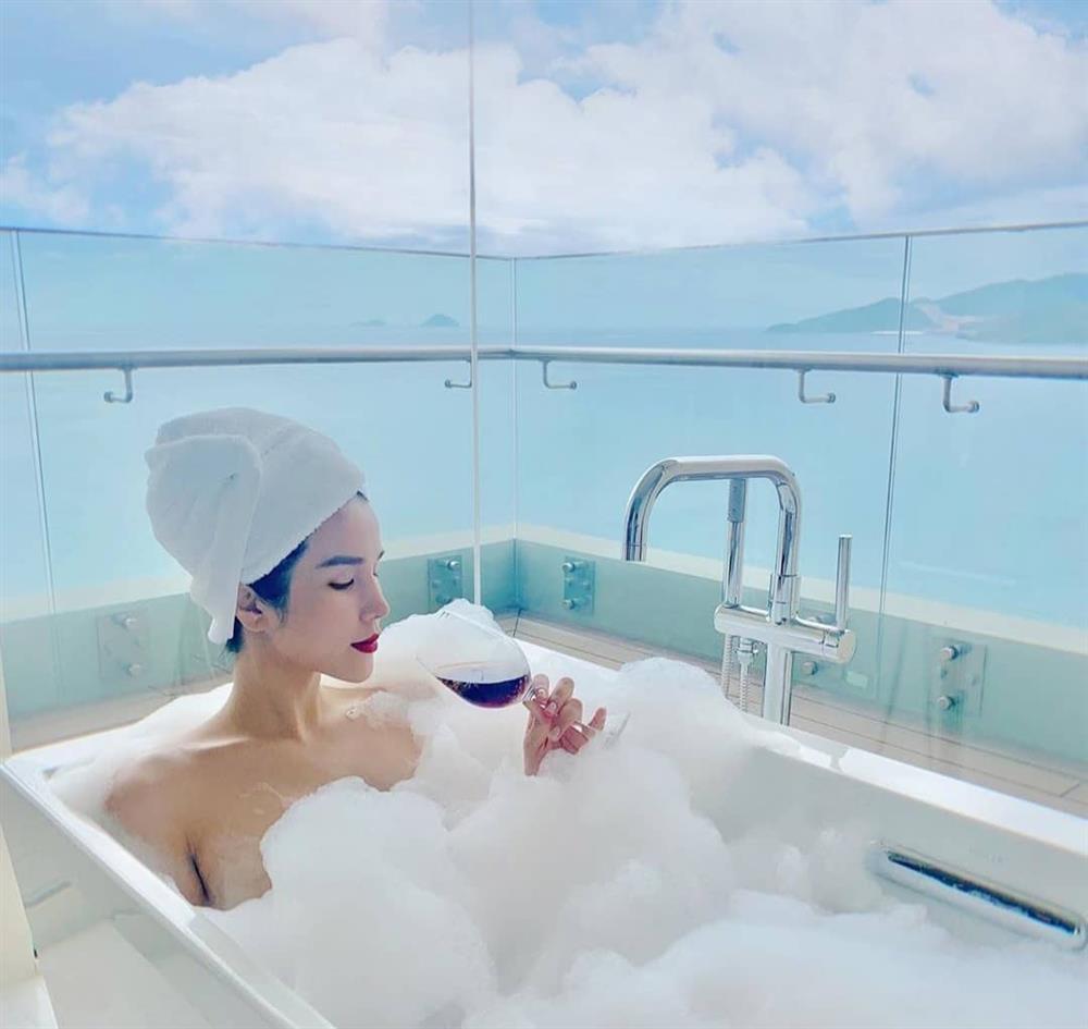Diệp Lâm Anh - Quỳnh Thư bị khui ảnh nude tắm bồn tai tiếng-9