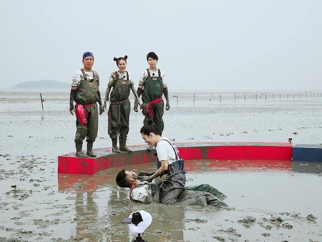 Thúy Ngân ngồi lên người Jun Phạm trong tư thế đỏ mặt?-2