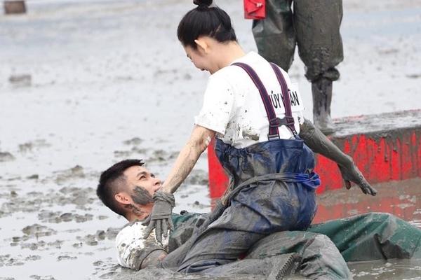 Lộ mặt người đàn ông bí ẩn tình tứ, tặng hoa Thúy Ngân-9