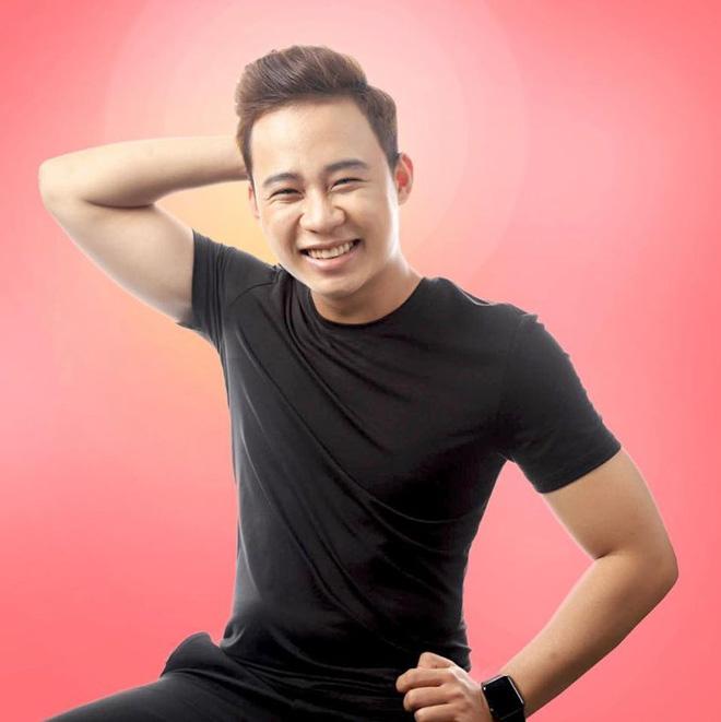 Nguyễn Quý chính là con nuôi đầu tiên của Quang Lê. "Ngày đó Quý mới 12 tuổi nhưng đã mê nhạc của tôi lắm. Tôi mặc gì Quý bắt chước mua mặc y chang. Con trai nuôi của tôi thích hát nhạc trữ tình, biết chơi đàn guitar và hiện cũng đi hát ở Cần Thơ", Quang Lê tiết lộ.