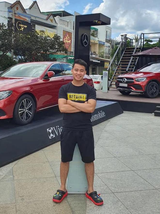 Từ năm 2011 đến nay, Quang Lê và con nuôi có mối quan hệ rất rốt. Hiện tại, Nguyễn Quý dừng ca hát để theo đuổi con đường làm YouTuber. Trên trang cá nhân của mình, anh sở hữu hơn 60 nghìn người theo dõi, là streamer về game nổi tiếng với kênh YouTube hơn 300 nghìn người đăng ký.