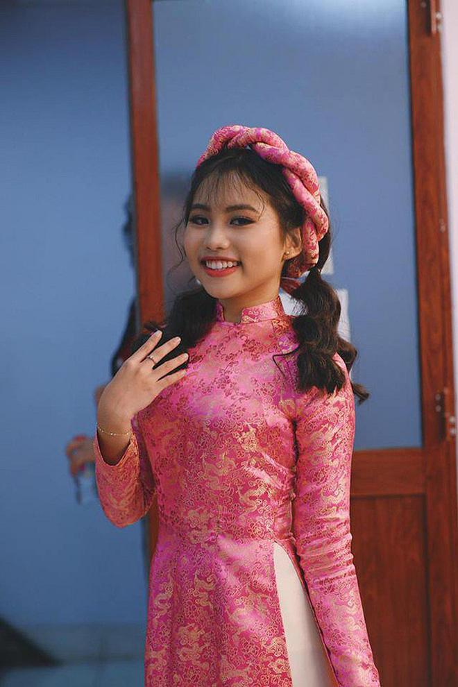 Phương Mỹ Chi có lẽ là người con nuôi nổi tiếng nhất của Quang Lê. Kể từ khi giành giải Á quân của The Voice Kids mùa đầu tiên, nữ ca sĩ đã được khán giả yêu thích bởi chất giọng ngọt ngào.