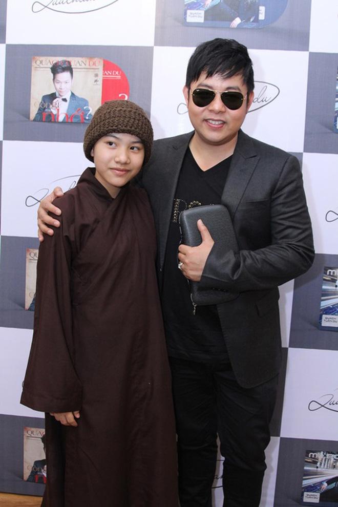 Đến tháng 3/2015, vì xót thương hoàn cảnh của nữ ca sĩ nên Quang Lê đã nhận cô làm con nuôi. Huyền Trân cũng từng đồng hành cùng giọng ca Sầu Tím Thiệp Hồng trong rất nhiều show diễn. Thế nhưng một sự việc ở năm 2016 đã khiến mối quan hệ của Quang Lê và cô con nuôi này gặp trục trặc lớn. Huyền Trân cho biết Quang Lê bắt cô đội tóc giả, thậm chí nuôi tóc thật. Điều này khiến Huyền Trân bức xúc, không đồng ý dẫn đến mâu thuẫn 2 cha con.