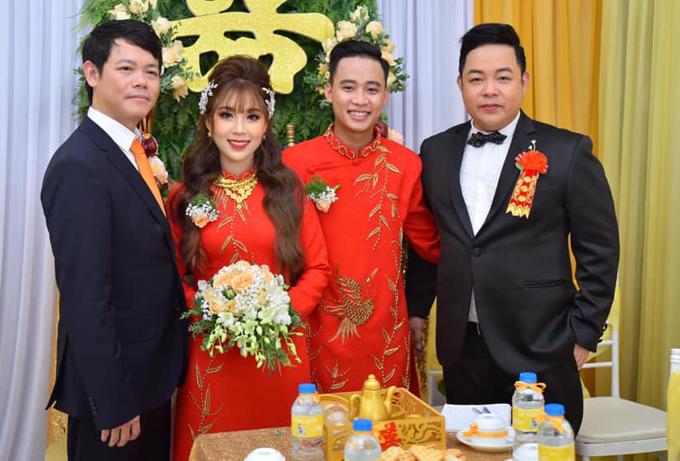 Ở tuổi 42, Quang Lê lên chức bố chồng khi người con nuôi kết hôn. Từng làm HLV cho nhiều chương trình âm nhạc, hát trước nhiều người nhưng nam ca sĩ khá bối rối, áp lực trong ngày đám cưới của con vì đây là lần đầu anh được gọi là bố chồng.