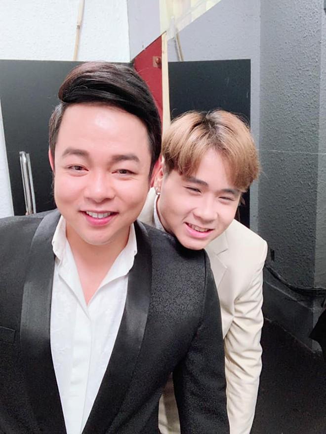 Năm 2019, trong 1 đêm diễn, Quang Lê chính thức nhận Quang Nhật làm con nuôi. Mỗi quan hệ của 2 bố con vô cùng tốt đẹp. Được biết, Quang Nhật đang là sinh viên khoa Thanh nhạc cổ điển của Nhạc Viện TP. Hồ Chí Minh. Vào cuối tháng 6/2021, Quang Nhật được dịp thẳng thắn chia sẻ với truyền thông về chuyện tiền bạc với ba nuôi. "Ba Quang Lê là người rất sòng phẳng về chuyện tiền bạc. Mỗi khi tôi đi diễn về, quản lý của ba sẽ chuyển ngay cát-xê cho tôi hoặc chậm nhất là hôm sau. Dù chưa đủ 18 tuổi nhưng tôi vẫn được giữ toàn bộ cát-xê, thoải mái chi tiêu. Song, ba vẫn thường luôn nhắc tôi sử dụng túi tiền sao cho hợp lý". Hiện trước tình hình dịch bệnh phức tạp, Quang Nhật tạm xa các hoạt động giải trí, về quê sinh sống cùng cha ruột.