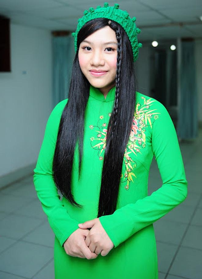 Từ thời điểm chấm dứt hợp đồng với Quang Lê, Huyền Trân trở về ngôi chùa đã nuôi dưỡng cô từ bé. Cũng khoảng thời gian này, Huyền Trân gần như "biến mất" hoàn toàn khỏi showbiz.
Hiện Huyền Trân đã không còn là con nuôi của Quang Lê khi hai bên không còn giữ mối quan hệ thân thiết. Tuy vậy, mới đây, Huyền Trân vướng vào lùm xùm không hay tại tịnh thất cô đang sinh sống. Vì là bố nuôi nên Quang Lê cũng bị ảnh hưởng ít nhiều.