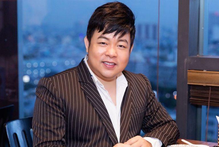 Trong showbiz Việt, tần suất của những cặp bố nuôi - con nuôi, mẹ nuôi - con nuôi nay càng "phủ sóng" mạnh mẽ. Quang Lê cũng là cái tên gây chú ý với những mối nhân duyên đặc biệt này. Anh là một trong những ca sĩ dòng nhạc trữ tình, bolero được yêu thích và cực kỳ đắt show ở cả trong và ngoài nước. Bên cạnh sự nghiệp cá nhân, Quang Lê cũng hỗ trợ, đỡ đầu cho 4 người con nuôi là Phương Mỹ Chi, Huyền Trân, Nguyễn Quý và Bùi Quang Nhật.