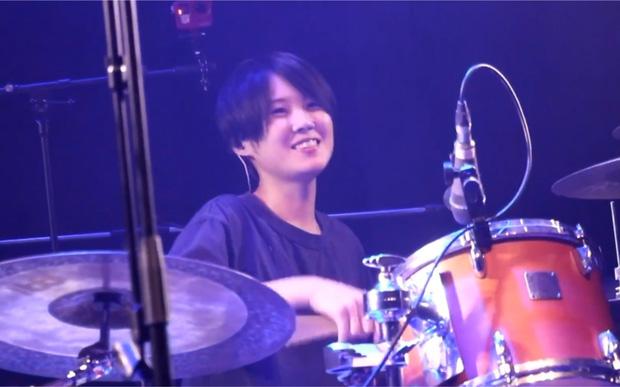 Phát hiện thi thể 1 sao nữ trong tư thế treo cổ tại khách sạn-1