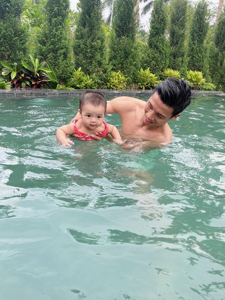 Tan chảy khoảnh khắc Bùi Tiến Dũng bên con gái 2 tuổi-7