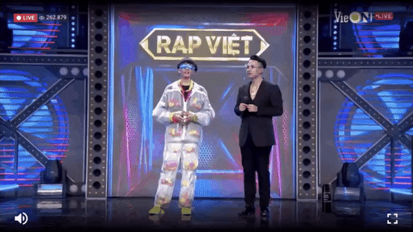 Wowy bị chỉ trích khi ngồi xổm nghịch đồ chơi trong Rap Việt-4