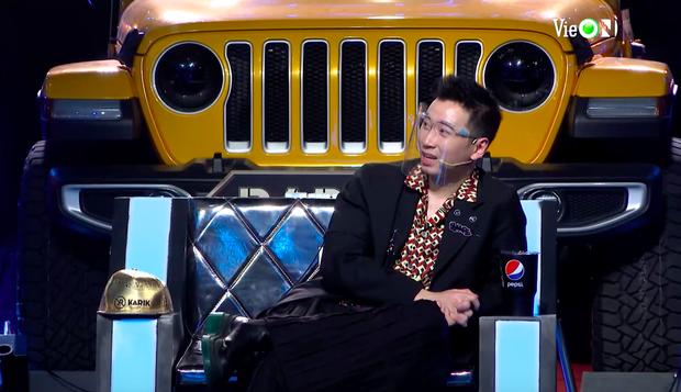 Wowy bị chỉ trích khi ngồi xổm nghịch đồ chơi trong Rap Việt-3