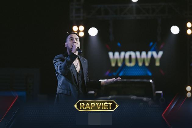 Wowy bị chỉ trích khi ngồi xổm nghịch đồ chơi trong Rap Việt-1