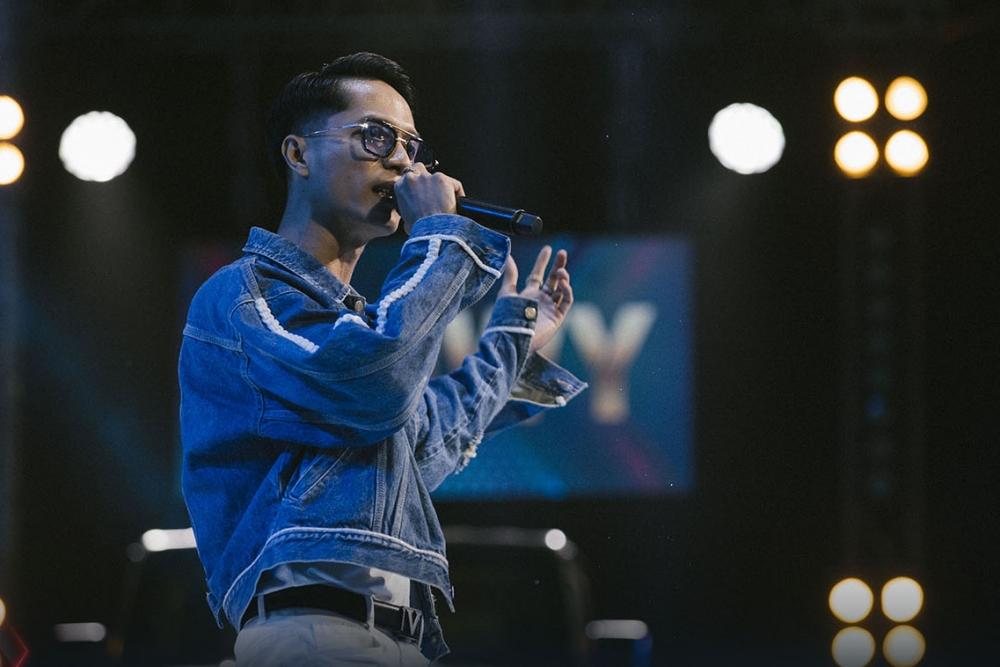 Rap Việt tập 3: Thí sinh đang giới thiệu Wowy đạp cần chọn luôn-2