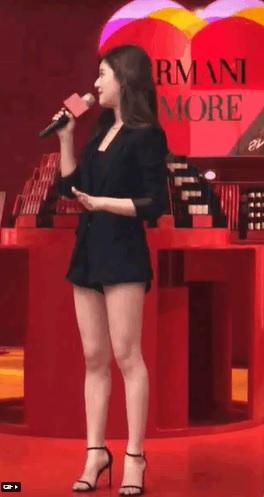 Triệu Lộ Tư lộ vóc dáng thực, nữ MC đứng cạnh chiếm spotlight-1