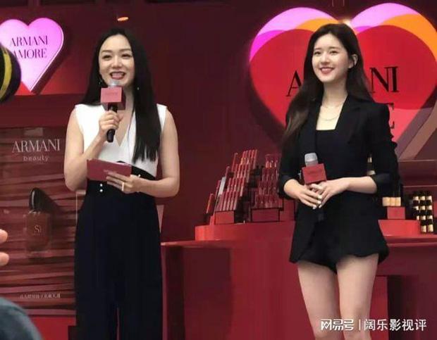 Triệu Lộ Tư lộ vóc dáng thực, nữ MC đứng cạnh chiếm spotlight-3