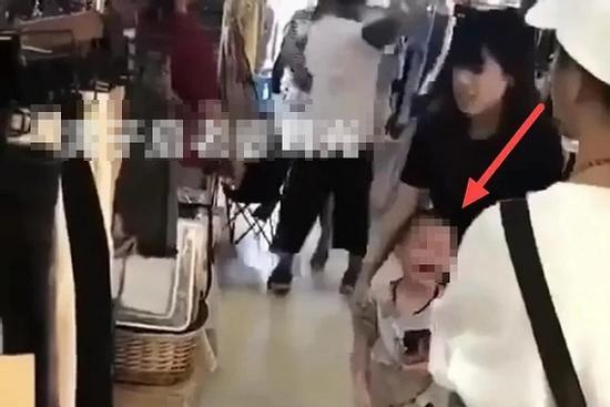 Chồng tát vợ giữa trung tâm mua sắm, mặc con đứng khóc nấc