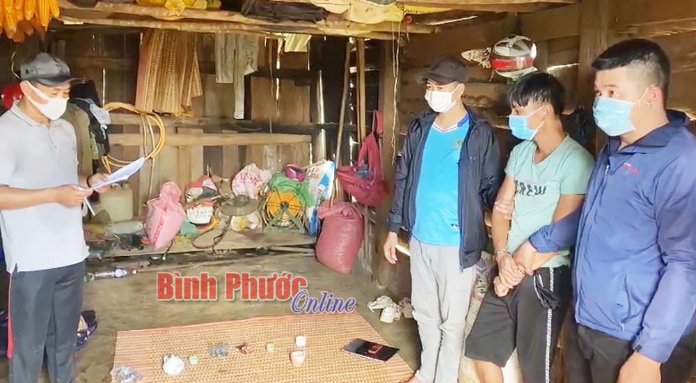 Bắt khẩn cấp gã đàn ông trói con 8 tuổi, hiếp dâm người mẹ trẻ-1