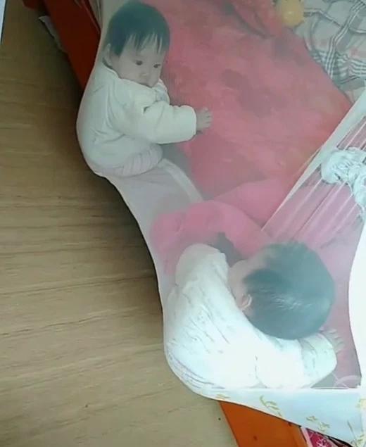 Đặt con nằm ngủ ngay ngắn, mẹ hú hồn thấy bé bỗng... làm xiếc-1