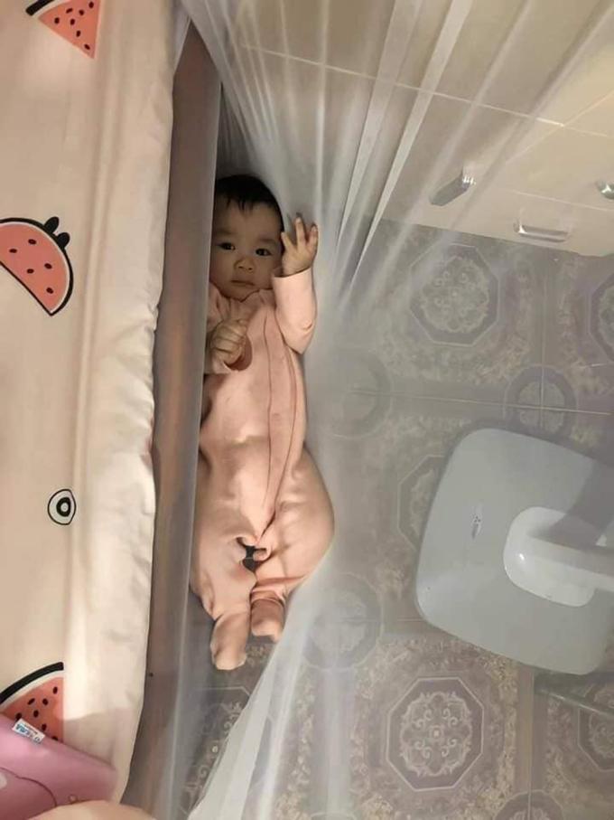 Đặt con nằm ngủ ngay ngắn, mẹ hú hồn thấy bé bỗng... làm xiếc-2