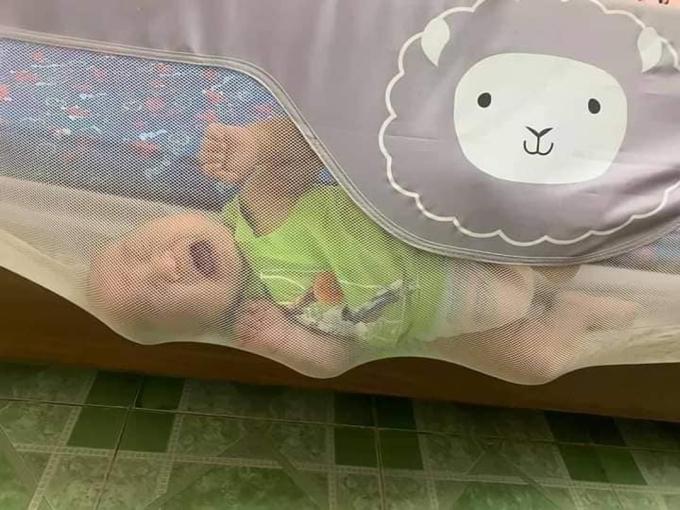 Đặt con nằm ngủ ngay ngắn, mẹ hú hồn thấy bé bỗng... làm xiếc-3