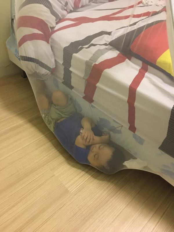 Đặt con nằm ngủ ngay ngắn, mẹ hú hồn thấy bé bỗng... làm xiếc-6