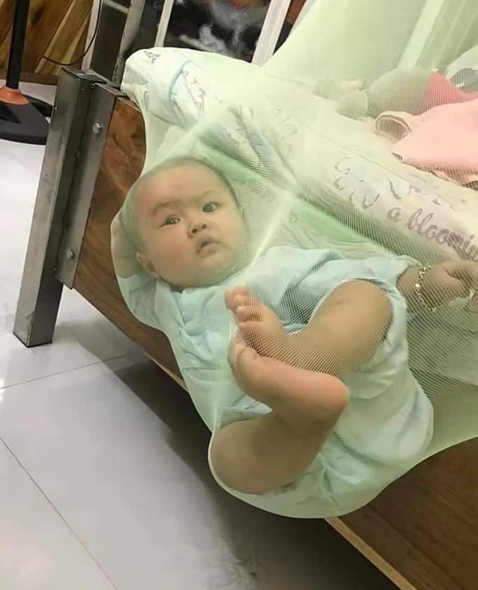 Đặt con nằm ngủ ngay ngắn, mẹ hú hồn thấy bé bỗng... làm xiếc-7