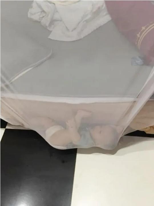 Đặt con nằm ngủ ngay ngắn, mẹ hú hồn thấy bé bỗng... làm xiếc-8