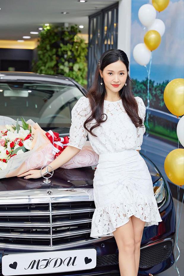 Hậu bán 21 lô đất, Midu khoe không gian công ty riêng nhìn là thấy giàu!-6