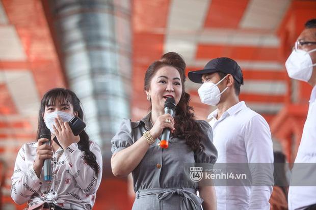 Bà Phương Hằng không đeo khẩu trang ở Đại Nam gây tranh cãi-1