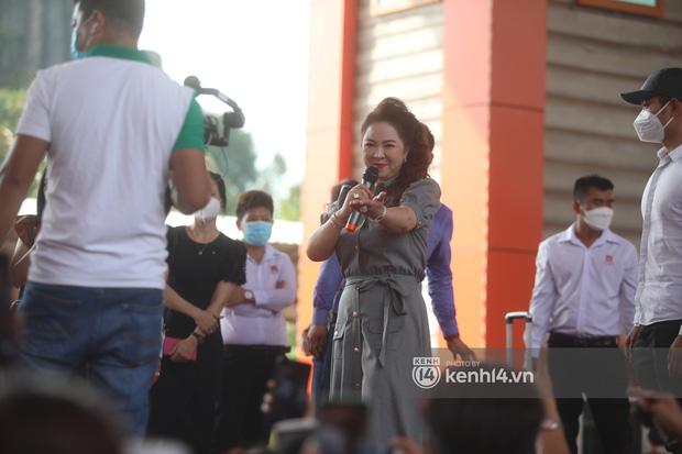 Bà Phương Hằng không đeo khẩu trang ở Đại Nam gây tranh cãi-2