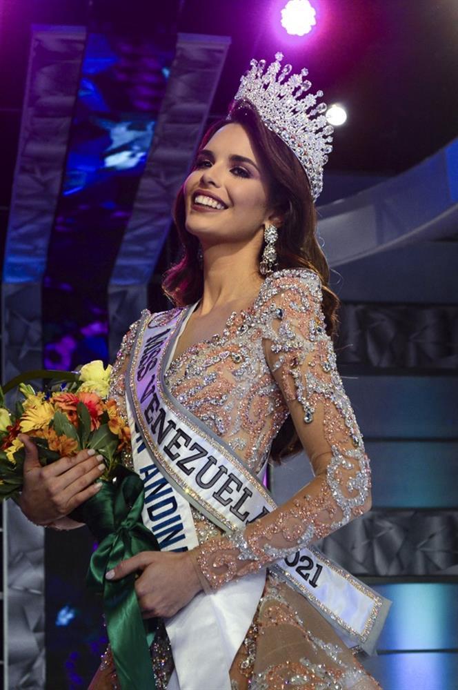 Cô bé 8 năm trước bẽn lẽn bên Miss Universe giờ thành hoa hậu-3