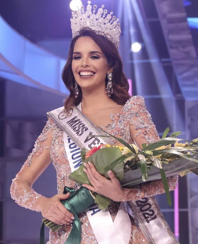 Cô bé 8 năm trước bẽn lẽn bên Miss Universe giờ thành hoa hậu-2