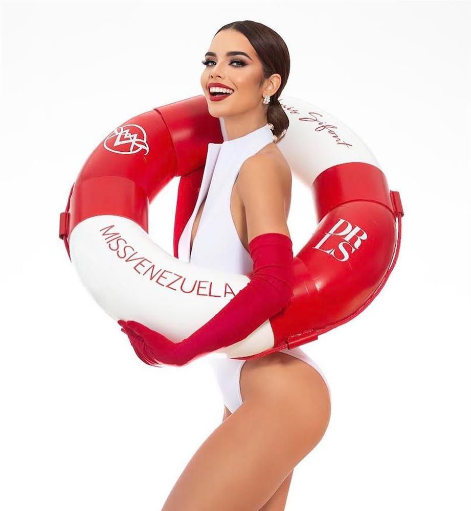 Cô bé 8 năm trước bẽn lẽn bên Miss Universe giờ thành hoa hậu-7