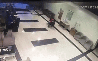 Clip: 2 kẻ cầm hung khí tấn công người trong chung cư ở Hà Nội-1