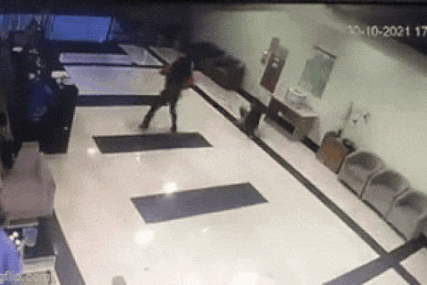 Clip: 2 kẻ cầm hung khí tấn công người trong chung cư ở Hà Nội