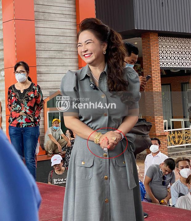 Chiêm ngưỡng 2 nhẫn to như hột mít của CEO Phương Hằng-2