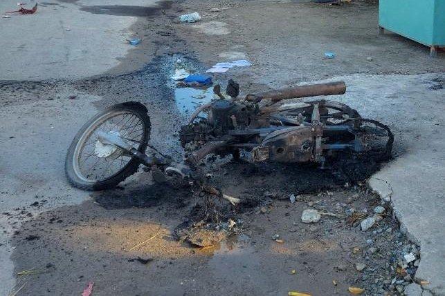 Trả thù cá nhân, 4 đối tượng châm lửa thiêu cháy 2 xe máy-3