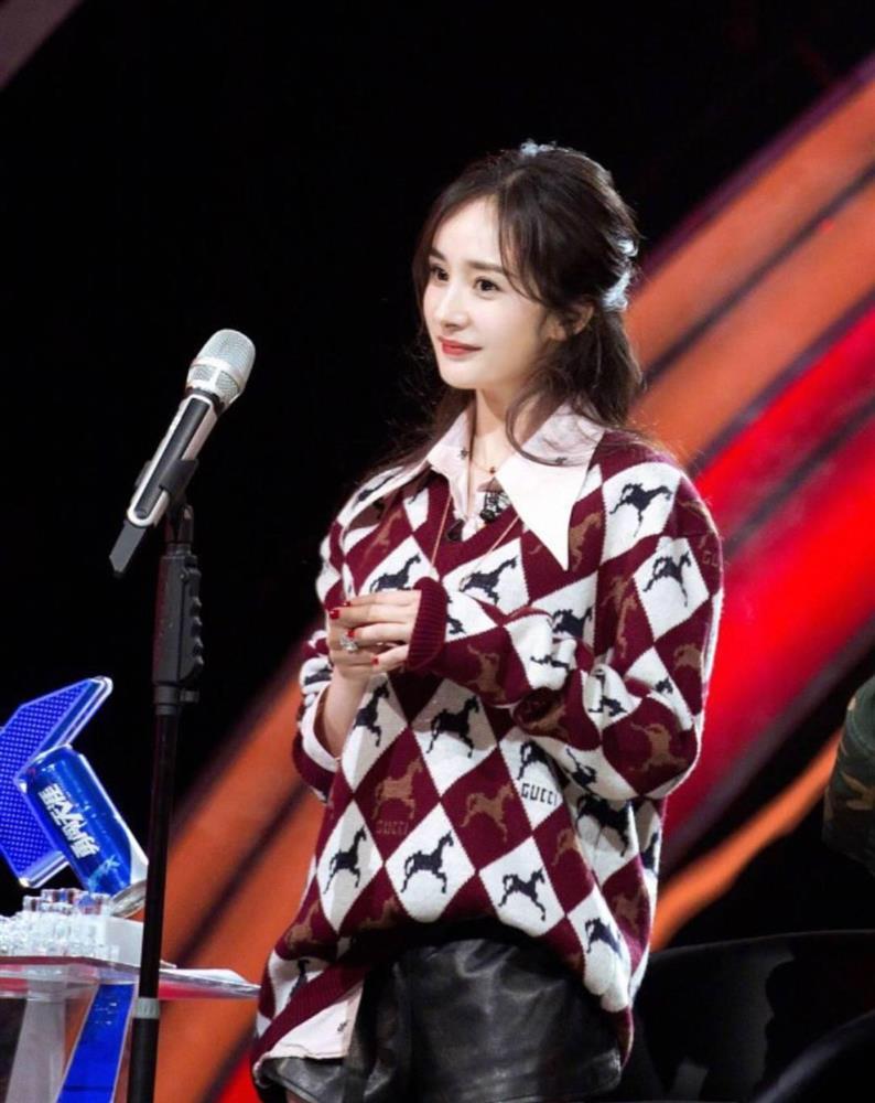 Tủ đồ mùa đông xinh yêu như gái 20 của Dương Mịch-5