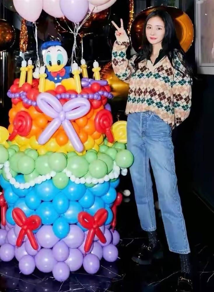 Tủ đồ mùa đông xinh yêu như gái 20 của Dương Mịch-7