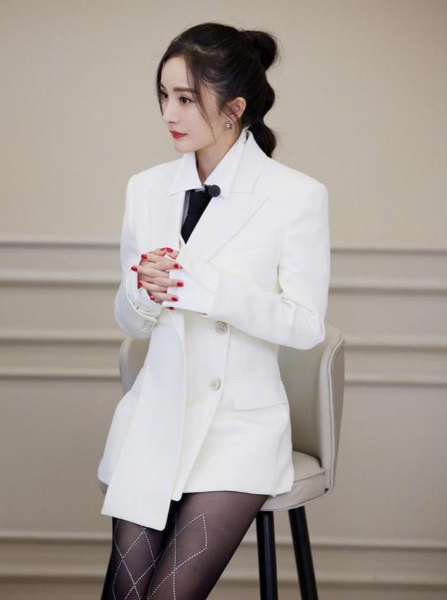 Tủ đồ mùa đông xinh yêu như gái 20 của Dương Mịch-9